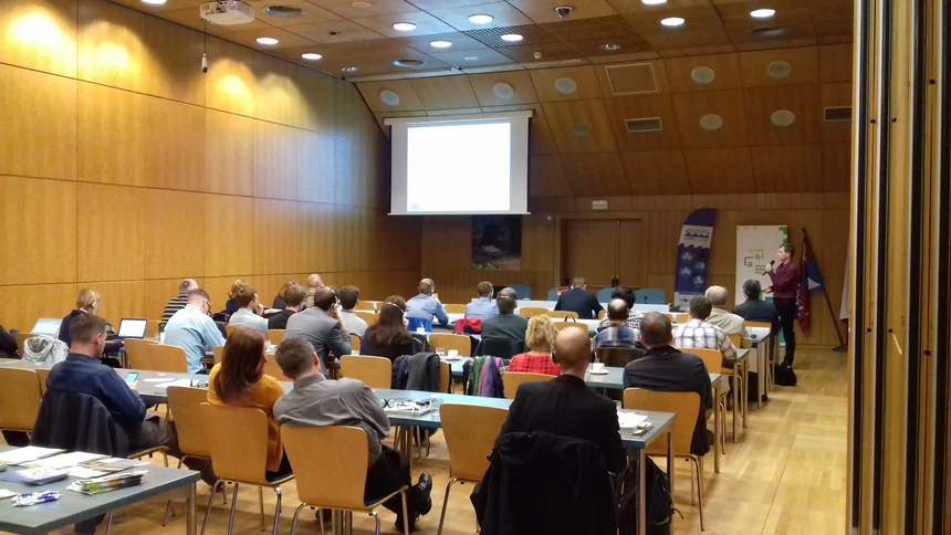 Pohled do konferenčního sálu během jedné z přednášek. 