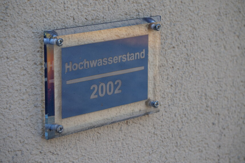 Hochwassermarke an Wand mit Beschriftung Hochwasserstand 2002 