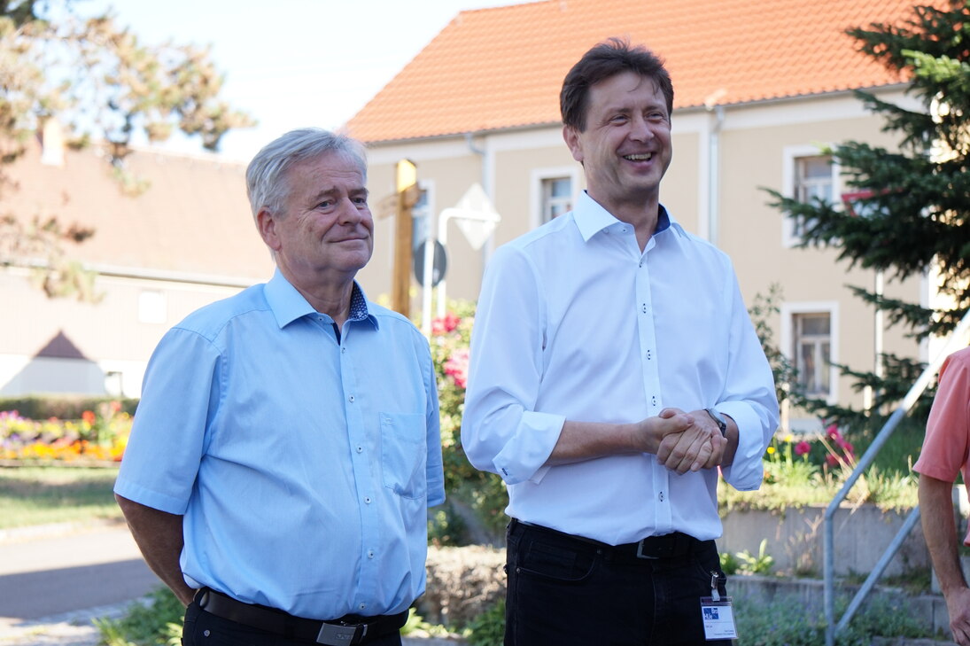 Zu sehen sind der Oberbürgermeister der Stadt Coswig Herr Frank Leupold (links) und der Fachbereichsleiter für Ordnungswesen Herr Olaf Lier (rechts) zur Begrüßung der Exkursionsteilnehmer.