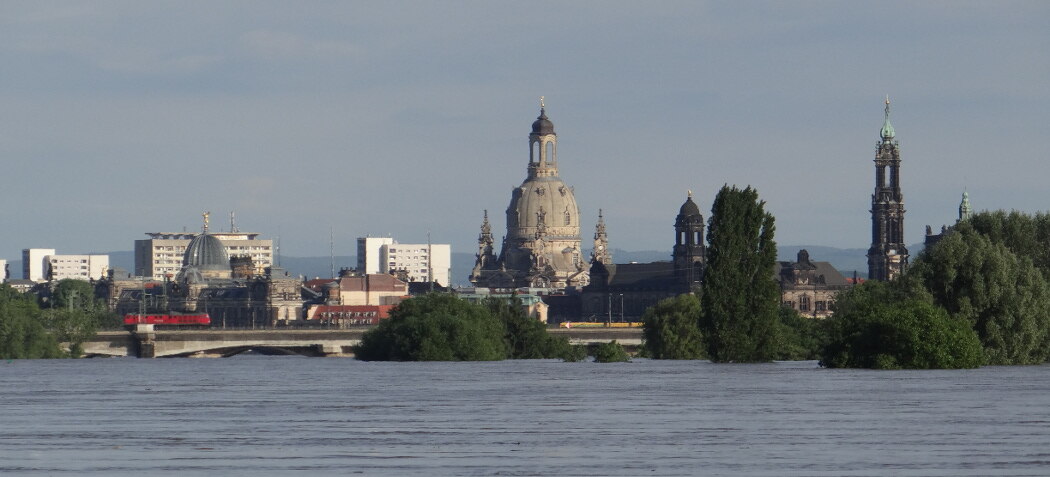 Povodeň na Labi v červnu 2013, pohled směrem na Drážďany Staré Město, kostel Frauenkirche v centru města, most Marienbrücke