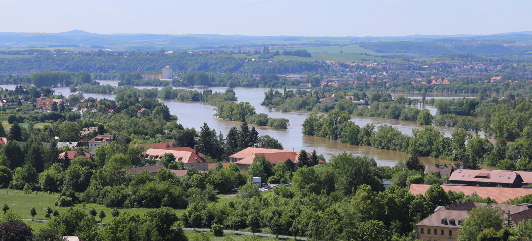 Pohled z vinic v městské části Pillnitz směrem k Labi, prostranství LfULG, zaplavené louky a oblast nábřeží