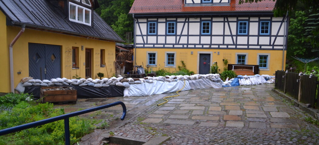 Sandsackwall vor Fachwerkhaus