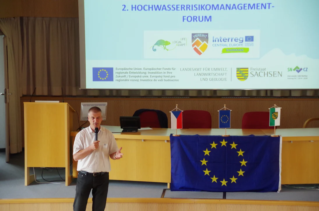 Vedoucí oddělení pan Dr. Müller shrnuje výsledky akce a loučí se s účastníky 2. Fóra managementu povodňových rizik.
