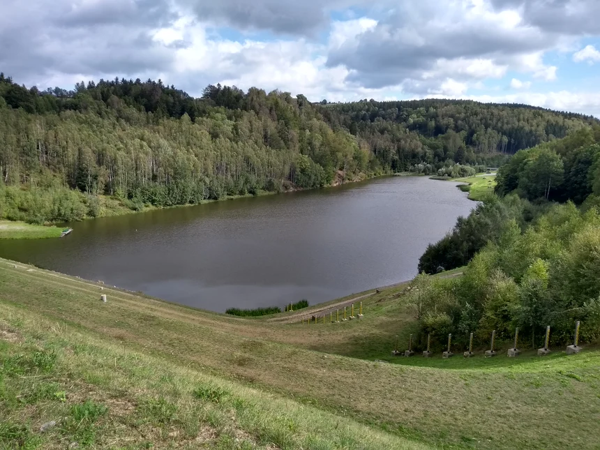 Zu sehen ist das Hochwasserrückhaltebecken Lauenstein mit Blick von der Dammkrone.