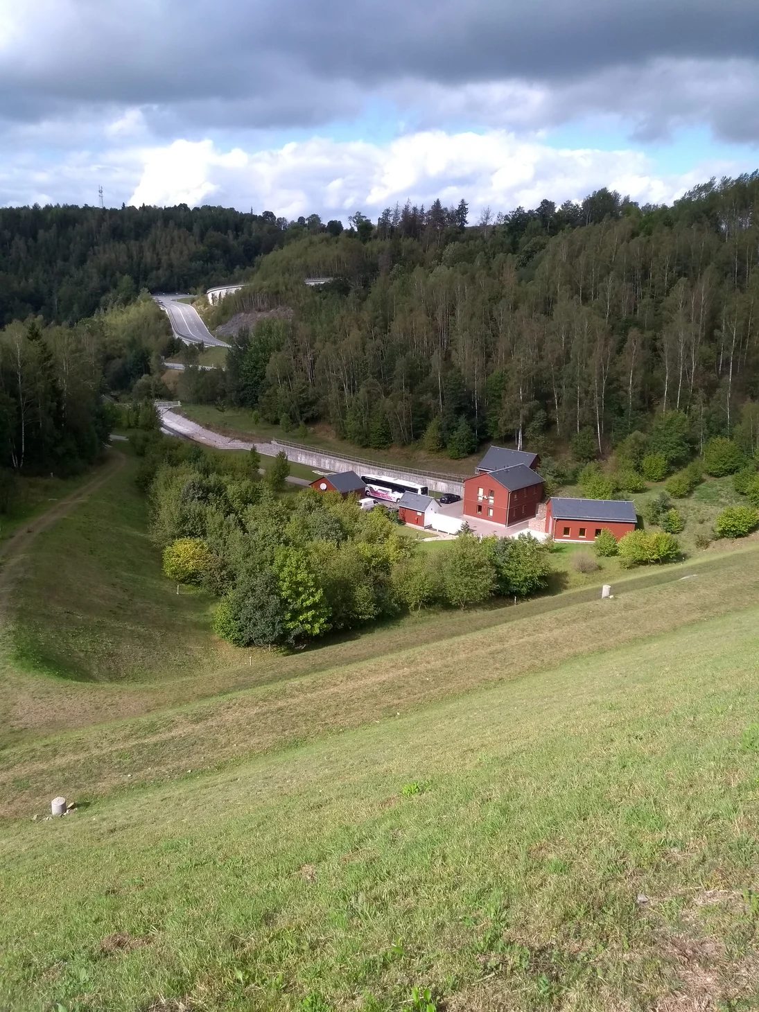 Blick von der Dammkrone auf die Staumeisterei Müglitz