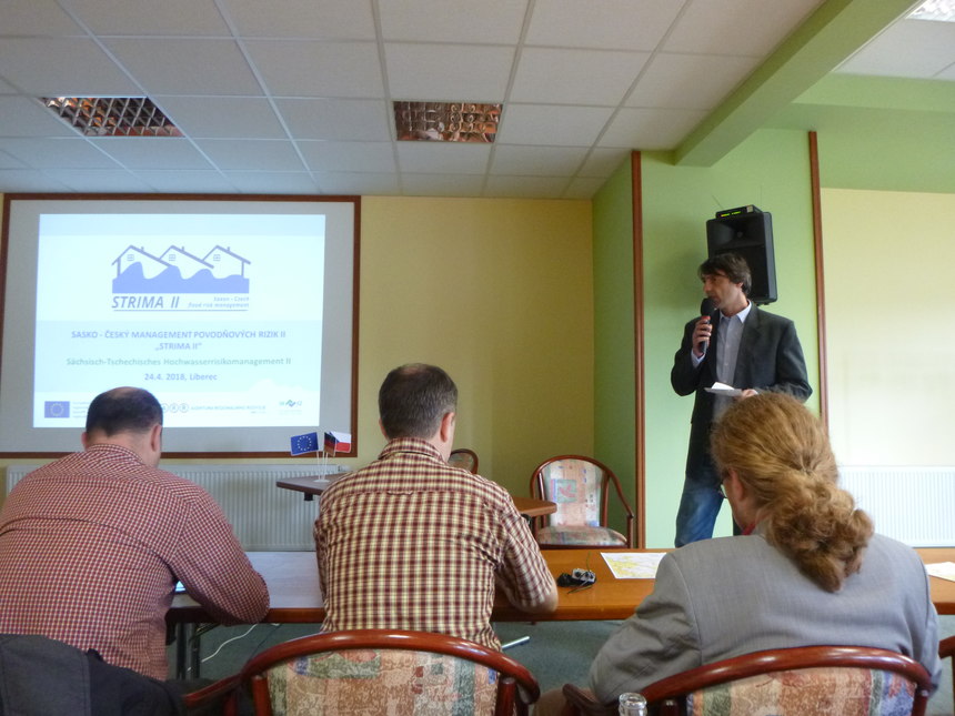Veranstaltungsraum im Hotel Babylon, Teilnehmer Hochwasserrisikomanagement-Forum, Herr Dobrovsky (ARR) eröffnet die Veranstaltung zum STRIMA II Projekt