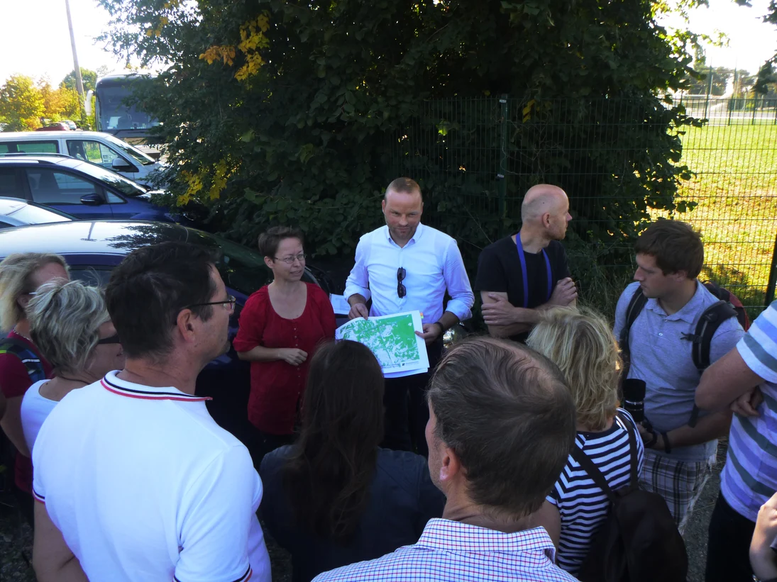 Před prohlídkou koryta potoka Lockwitzbach se účastníkům dostalo dalších informací o odstraňování povodňových škod na potoce Lockwitzbach od pana Kleindiensta z MěÚ Coswig a paní Hunger z projekční kanceláře Stowasserplan.